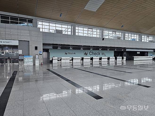 19일 오전 찾은 무안국제공항. 2층 출입국 탑승수속을 밟은 뒤 제주항공을 탑승하는 공간이 텅 비어 있는 모습.최류빈기자 rubi@mdilbo.com