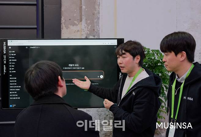 지난 13일 열린 OpenAI 주최 개발자 행사 ‘데브데이 익스체인지’에서 운영한 무신사 데모 부스의 모습 (사진=무신사)
