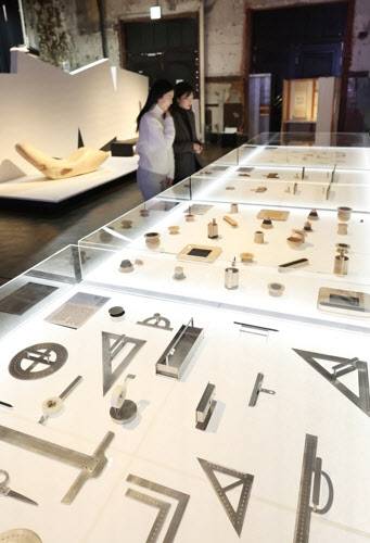 19일 서울 중구 문화역서울 284 RTO에서 열린 국립한글박물관 '글(자)감(각): 쓰기와 도구' 전시 언론설명회에서 참석자들이 전시를 관람하고 있다. (사진=연합뉴스)