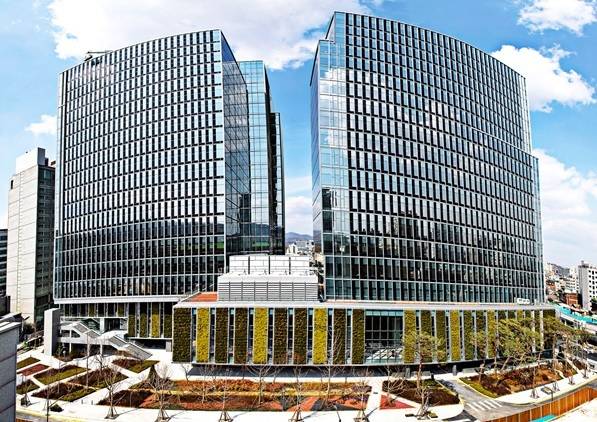 을지트윈타워 남측 파노라마 전경(태양광발전과 벽면녹화) (자료=대우건설)