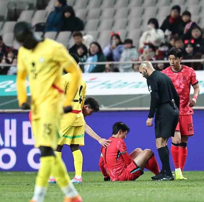 18일 서울월드컵경기장에서 펼쳐진 가나와 경기 도중 파울을 당한 뒤 고통을 호소하며 그라운드에 앉아있는 손흥민