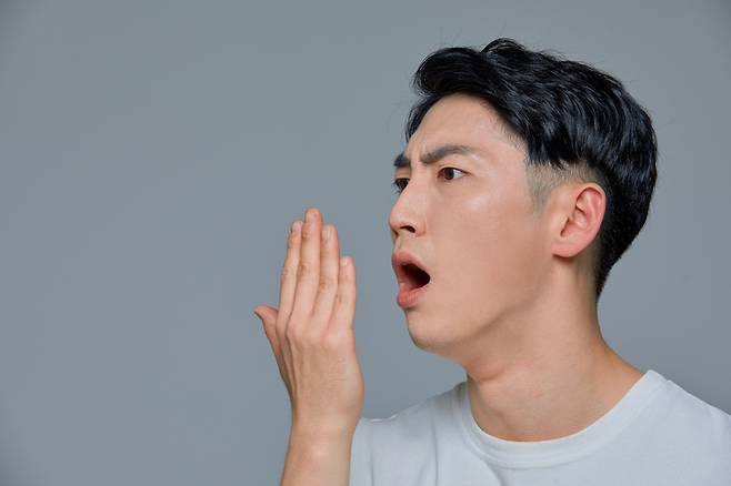 입이 지나치게 건조해지고 불쾌한 냄새가 난다면, 몸에 수분이 많이 부족하다는 신호일 수 있으므로 물을 충분히 섭취하는 게 좋다. 사진= 게티이미지뱅크