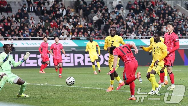 18일 오후 서울 마포구 서울월드컵경기장에서 열린 ‘하나은행 초청 국가대표팀 친선경기’ 대한민국과 가나와의 경기에서 후반 이태석이 헤더골을 넣고 있다. 2025.11.18/뉴스1 ⓒ News1 박지혜 기자