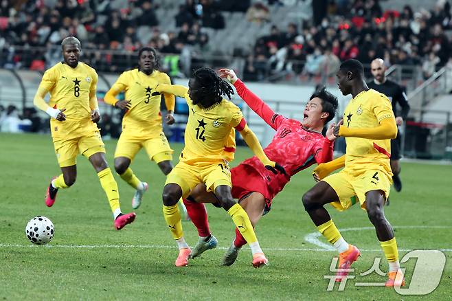 18일 오후 서울 마포구 서울월드컵경기장에서 열린 ‘하나은행 초청 국가대표팀 친선경기’ 대한민국과 가나와의 경기에서 대한민국 오현규가 가나 수비진에 막히고 있다. 2025.11.18/뉴스1 ⓒ News1 황기선 기자