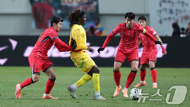 18일 오후 서울 마포구 서울월드컵경기장에서 열린 ‘하나은행 초청 국가대표팀 친선경기’ 대한민국과 가나와의 경기에서 손흥민, 이강인이 공격 찬스를 만들고 있다. 2025.11.18/뉴스1 ⓒ News1 박지혜 기자