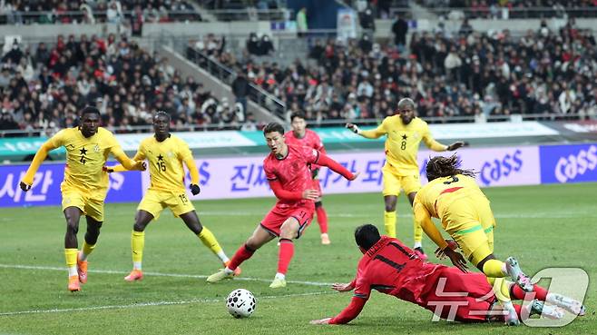 18일 오후 서울 마포구 서울월드컵경기장에서 열린 ‘하나은행 초청 국가대표팀 친선경기’ 대한민국과 가나와의 경기에서 후반 황희찬이 페널티킥을 얻어내고 있다. 2025.11.18/뉴스1 ⓒ News1 박지혜 기자