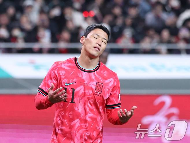 18일 오후 서울 마포구 서울월드컵경기장에서 열린 ‘하나은행 초청 국가대표팀 친선경기’ 대한민국과 가나와의 경기에서 후반 황희찬이 자신이 얻어낸 페널티킥을 실축하고 아쉬워하고 있다. 2025.11.18/뉴스1 ⓒ News1 박지혜 기자
