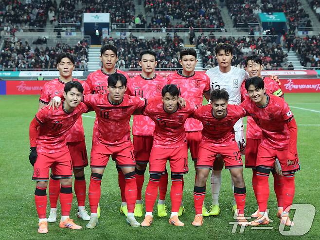 18일 오후 서울 마포구 서울월드컵경기장에서 열린 ‘하나은행 초청 국가대표팀 친선경기’ 대한민국과 가나와의 경기에서 대한민국 선수들이 기념촬영을 하고 있다. 2025.11.18/뉴스1 ⓒ News1 황기선 기자