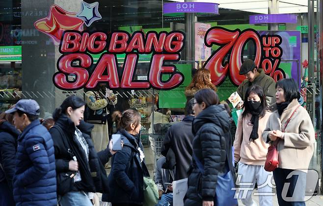 서울 올리브영 명동점에서 외국인 관광객들과 쇼핑객들이 물건을 고르고 있다.  ⓒ News1 이동해 기자