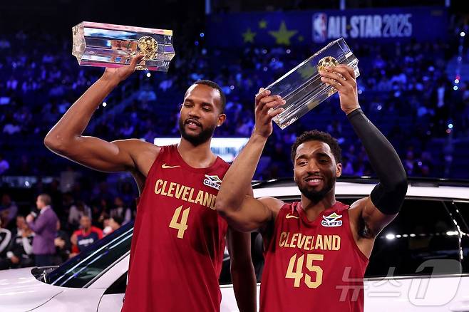 2024-25 NBA 올스타전에 출전했던 클리블랜드 캐벌리어스의 도너번 미첼(오른쪽)과 에반 모블리. ⓒ AFP=뉴스1