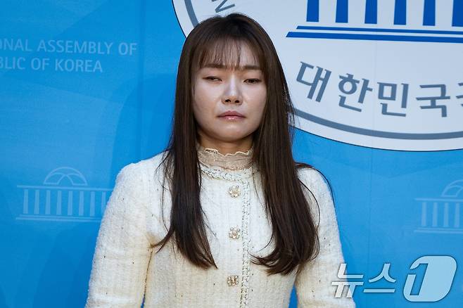 김예지 국민의힘 의원이 19일 서울 여의도 국회 소통관에서 열린 학대에 취약한 아동·노인·중증장애인을 위한 법안 발의 기자회견에 참석하고 있다. 김 의원은 자신이 발의했다 철회한 '장기 등 이식에 관한 법률' 개정안에 대한 허위사실 유포 및 명예훼손 혐의 등으로 박민영 국민의힘 대변인을 고소한 바 있다. 2025.11.19/뉴스1 ⓒ News1 유승관 기자