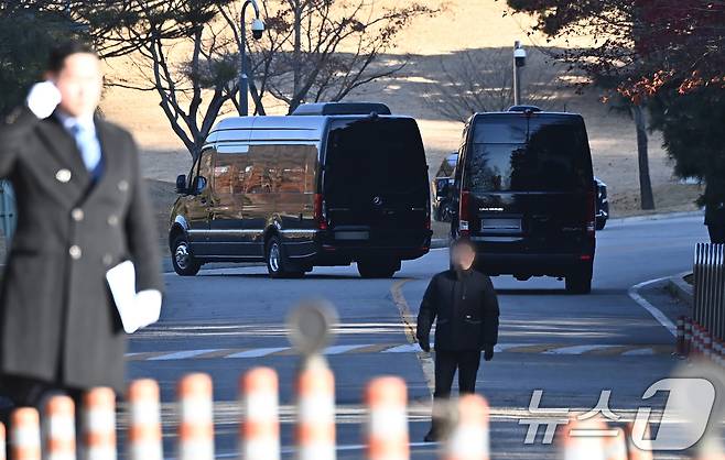 호암 이병철 삼성 창업회장 38주기 추도식이 열린 19일 경기 용인시 처인구 호암미술관 인근 선영으로 차량이 들어가고 있다. (공동취재) 2025.11.19/뉴스1 ⓒ News1 김영운 기자