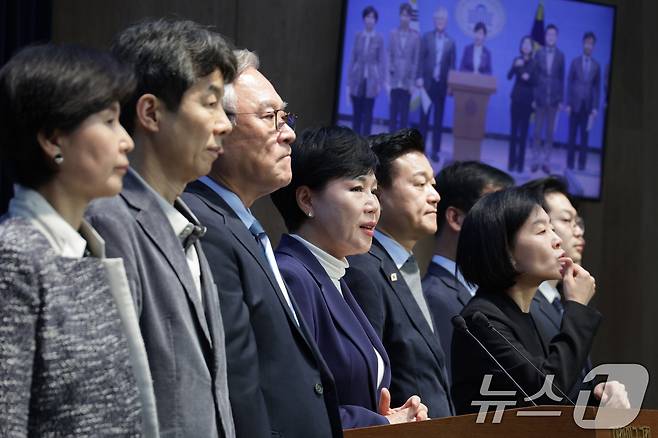 전현희 위원장을 비롯한 더불어민주당 3대특검 대응 특별위원회 위원들이 지난 14일 서울 여의도 국회 소통관에서 박성재 전 법무부 장관, 황교안 전 국무총리 구속영장을 기각한 사법부를 규탄하는 기자회견을 하고 있다. /뉴스1 ⓒ News1 신웅수 기자