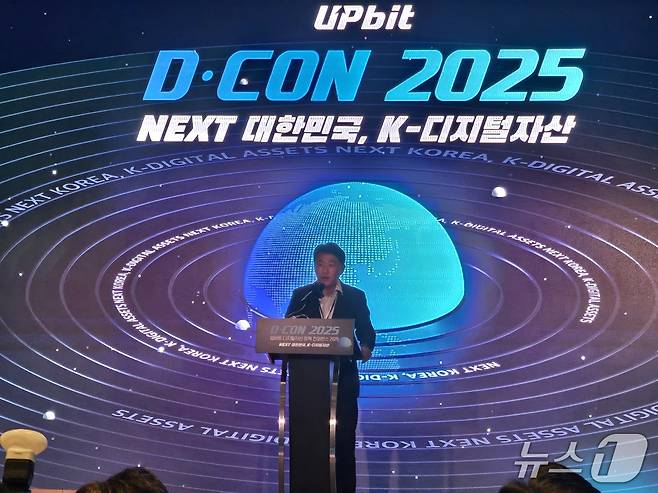 오경석 대표가 19일 페어몬트 앰배서더 서울 호텔에서 열린 디지털자산 정책 콘퍼런스 '디콘(D-CON) 2025'에서 개회사를 하고 있다.