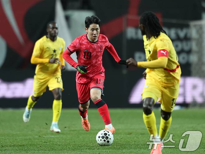 가나를 상대로 드리블 돌파하는 이강인ⓒ News1 박지혜 기자