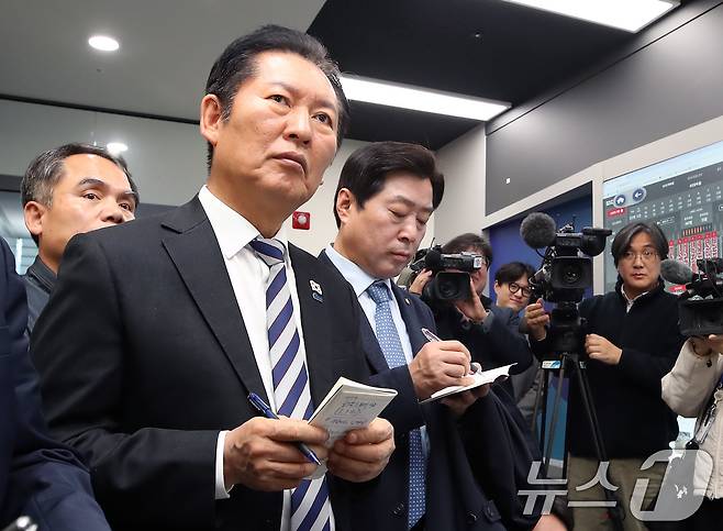 정청래 더불어민주당 대표가 19일 대구 수성구 수성알파시티를 찾아 입주기업인 스피어AX 융복합관제센터에서 인공지능 기반 지능형 CCTV에 대한 설명을 듣고 있다. 2025.11.19/뉴스1 ⓒ News1 공정식 기자