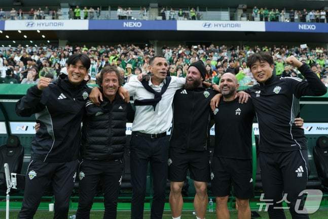 전북 현대 타노스 코치(왼쪽에서 두 번째(전북 제공)