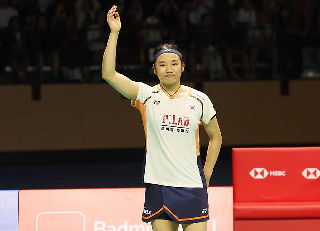 안세영이 28일 경기도 수원체육관에서 열린 세계배드민턴연맹(BWF) 월드투어 슈퍼 500 코리아오픈 여자단식 결승에서 일본 야마구치 아카네에 패하며 준우승을 차지한 후 팬들에게 인사하고 있다. 사진 | 연합뉴스