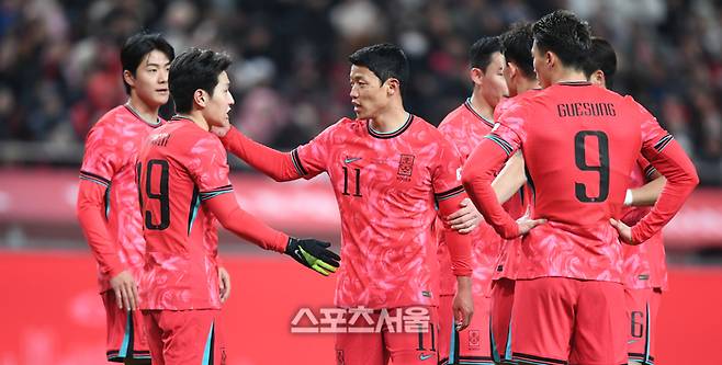 황희찬이 18일 서울월드컵경기장에서 열린 남자축구 국가대표 평가전 가나와 경기에서 PK를 얻어낸 후 이강인과 환호하고 있다.  2025. 11. 18. 상암 | 최승섭기자 thunder@sportsseoul.com