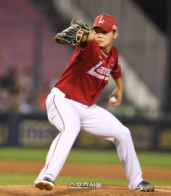 SSG 박시후가 12일 서울 잠실구장에서 열린 2025 KBO리그 LG와 경기 4회 역투하고 있다. 잠실 | 최승섭 기자 thunder@sportsseoul.com