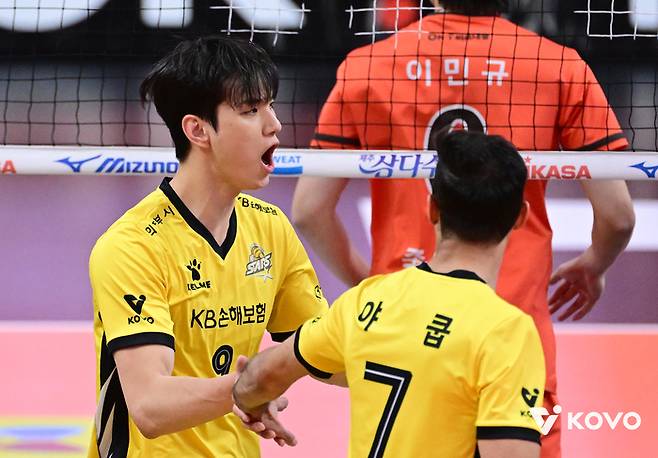 임성진(왼쪽)과 야쿱. 사진 | 한국배구연맹