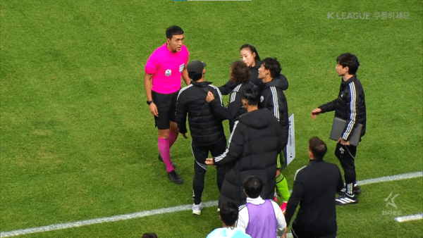 전북현대 타노스 코치와 주심이 8일 전북현대-대전하나시티즌의 하나은행 K리그1 2025 36라운드 경기에서 설전을 벌이고 있다. /사진=쿠팡플레이