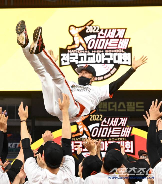 신세계 이마트배 전국고교야구대회 결승전 장충고와 북일고의 경기가 11일 인천SSG랜더스필드에서 열렸다. 북일고가 승리하며 우승을 차지했다. 북일고 이상군 감독이 행가레를 받고 있다. 인천=허상욱 기자wook@sportschosun.com/2022.04.11/