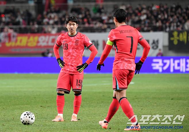 18일 서울월드컵경기장에서 열린 대한민국과 가나의 A매치 평가전. 손흥민, 이강인이 프리킥을 시도하고 있다. 상암=박재만 기자 pjm@sportschosun.com/2025.11.18/
