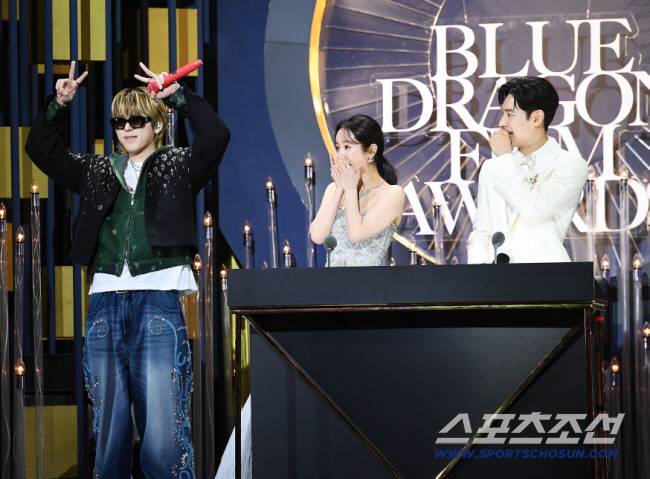 제45회 청룡영화상 시상식이 29일 여의도 KBS홀에서 열렸다. 한지민과 이제훈이 지코의 등장에 놀라고 있다.. 정재근 기자 cjg@sportschosun.com/2024.11.29/