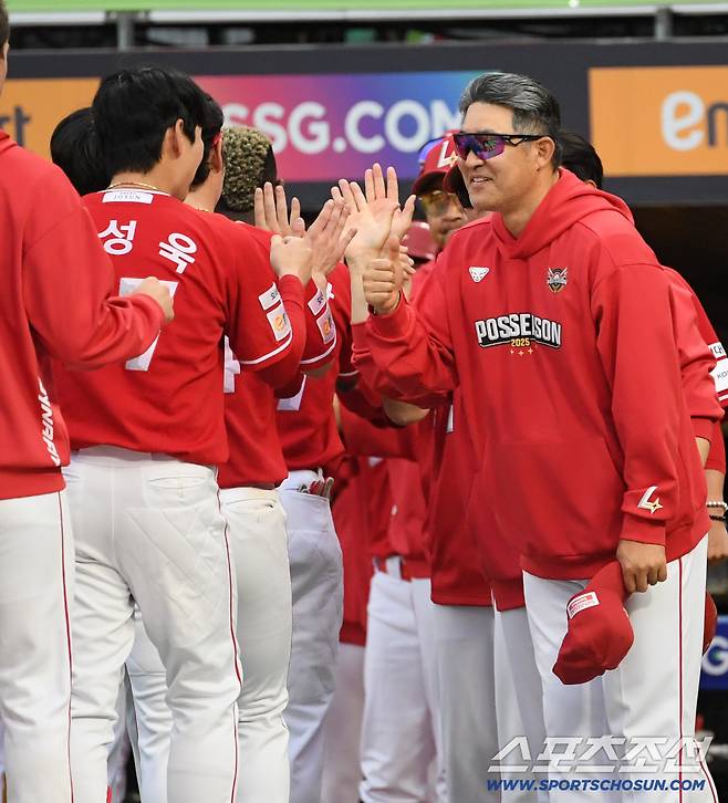 11일 인천SSG랜더스필드에서 열린 SSG와 삼성의 준PO 2차전. 9회말 1사 SSG 김성욱의 끝내기 홈런으로 승리한 이숭용 감독이 기뻐하고 있다. 인천=박재만 기자 pjm@sportschosun.com/2025.10.11/