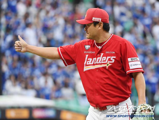 11일 인천 SSG랜더스필드에서 열린 삼성과 SSG의 준PO 2차전. 7회초 2사 1루 김성윤 타석. 1루주자 홍현빈의 2루 도루를 저지한 노경은이 조형우 포수를 향해 엄지를 들고 있다. 인천=정재근 기자 cjg@sportschosun.com/2025.10.11/