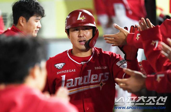 13일 대구 라이온즈파크에서 열린 삼성과 SSG의 준PO 3차전. SSG 최정이 득점 후 환호하고 있다. 대구=박재만 기자 pjm@sportschosun.com/2025.10.13/