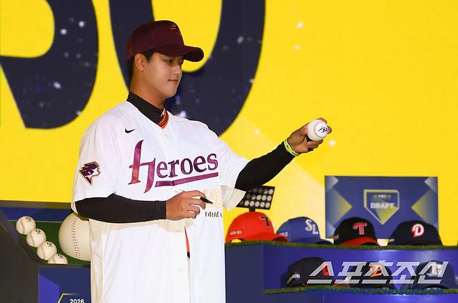 2026 KBO 신인 드래프트가 17일 서울 롯데호텔월드에서 열렸다. 키움에 1라운드 지명된 북일고 박준현이 포즈를 취하고 있다. 잠실=박재만 기자 pjm@sportschosun.com/2025.09.17/