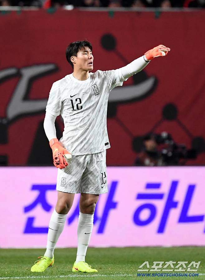 18일 서울월드컵경기장에서 열린 대한민국과 가나의 A매치 평가전. 골키퍼 송범근이 수비 라인을 조율하고 있다. 상암=박재만 기자 pjm@sportschosun.com/2025.11.18/