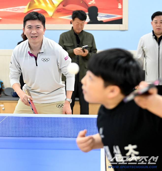 2025 청소년스포츠한마당 탁구대회가 15일 대구 성서 미광스포렉스에서 열렸다. 유승민 대한체육회장이 대실초 박수하 학생과 맞대결을 펼치고 있다. 대구=허상욱 기자wook@sportschosun.com