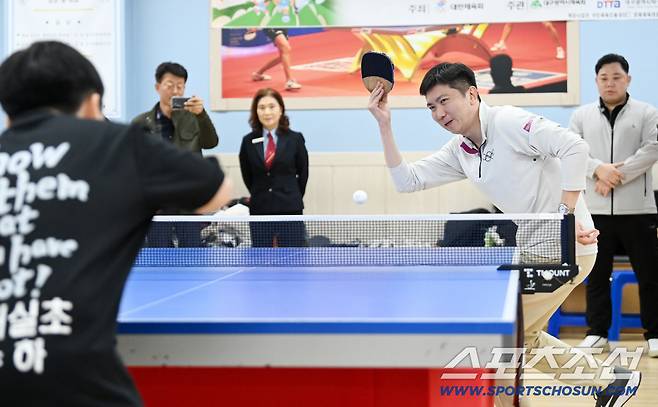 2025 청소년스포츠한마당 탁구대회가 15일 대구 성서 미광스포렉스에서 열렸다. 유승민 대한체육회장이 대실초 박수하 학생과 맞대결을 펼치고 있다. 대구=허상욱 기자wook@sportschosun.com