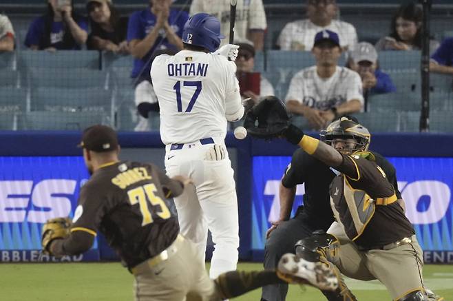 LA 다저스 오타니 쇼헤이가 지난 6월 20일(한국시각) 샌디에이고와의 홈경기에서 9회말 로버트 수아레즈의 공에 등을 맞고 있다. AP연합뉴스
