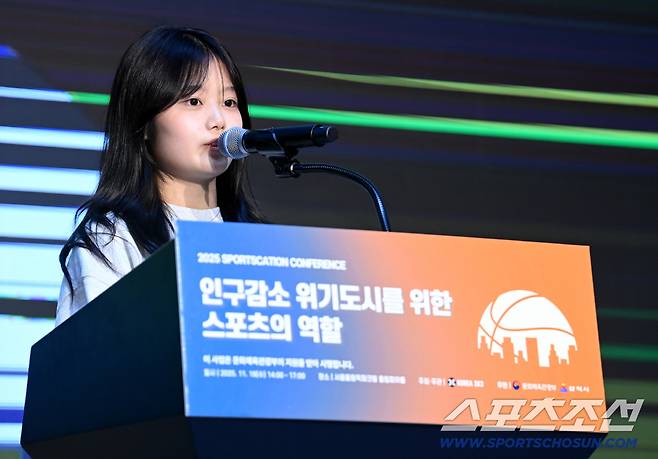 2025 스포츠케이션 컨퍼런스 '인구감소 위기도시를 위한 스포츠의 역할'이 19일 올림픽파크텔 올림피아홀에서 열렸다. 2025 삼척 스포츠멘토링 진로캠프에 참여했던 이하린 학생이 소감을 발표하고 있다. 허상욱 기자wook@sportschosun.com/2025.11.19/