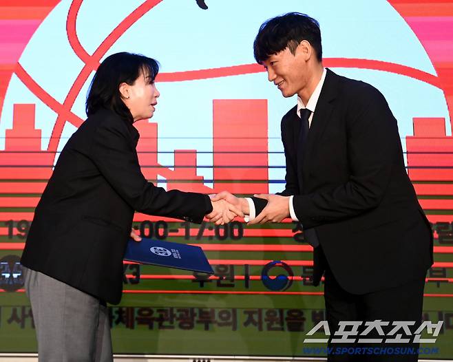 2025 스포츠케이션 컨퍼런스 '인구감소 위기도시를 위한 스포츠의 역할'이 19일 올림픽파크텔 올림피아홀에서 열렸다. 허재영 학생이 하영미 문화관광체육국장에게 제안서를 전달하고 있다. 허상욱 기자wook@sportschosun.com/2025.11.19/