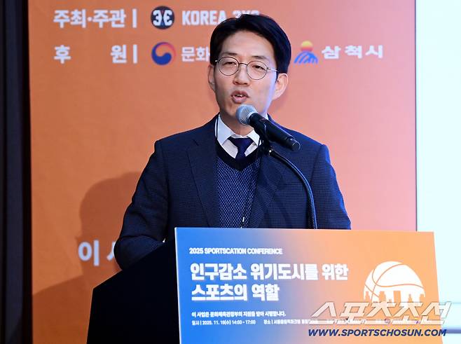 2025 스포츠케이션 컨퍼런스 '인구감소 위기도시를 위한 스포츠의 역할'이 19일 올림픽파크텔 올림피아홀에서 열렸다. 서울대학교 정현우 교수가 '스포츠혁신으로서의 스포츠케이션의 의미와 방향' 이라는 주제로 발표를 하고 있다. 허상욱 기자wook@sportschosun.com/2025.11.19/