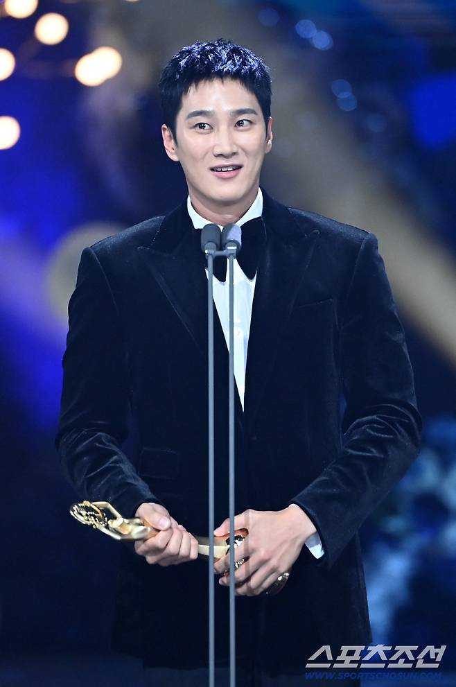 제46회 청룡영화상 시상식이 19일 여의도 KBS홀에서 열렸다. 신인남우상을 수상한 안보현이 기뻐하고 있다. 허상욱 기자 wook@sportschosun.com/2025.11.19/