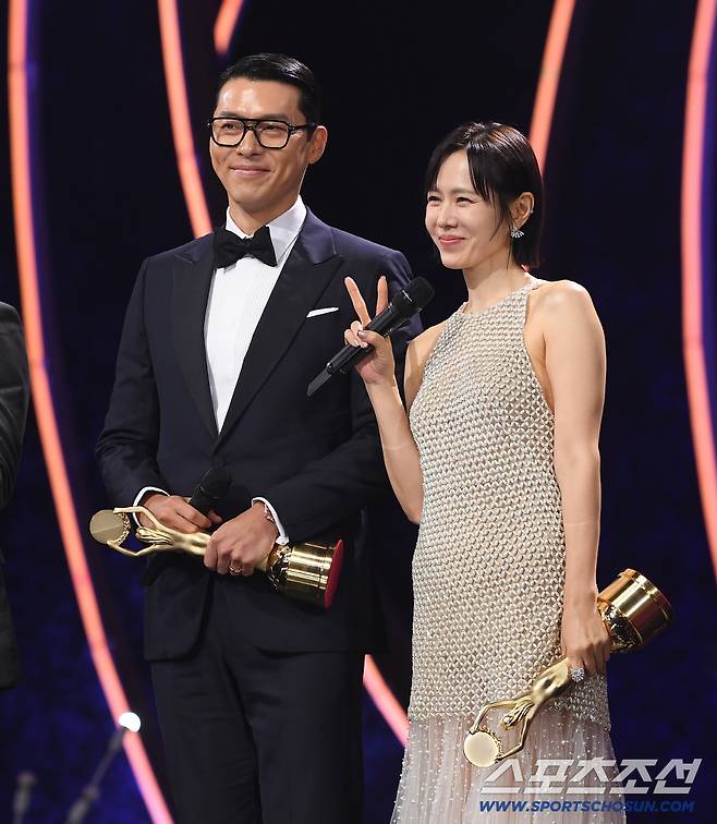 제46회 청룡영화상 시상식이 19일 여의도 KBS홀에서 열렸다. 인기스타상을 수상한 현빈과 손예진 부부가 미소짓고 있다. 정재근 기자 cjg@sportschosun.com/2025.11.19/