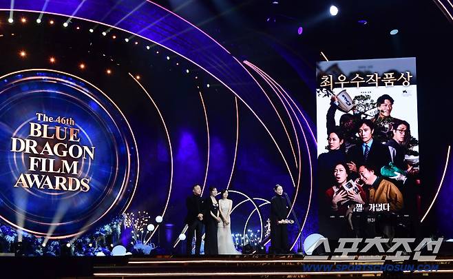 19일 제46회 청룡영화상 시상식이 여의도 KBS홀에서 열렸다. 최우수작품상 수상한 영화 '어쩔수가없다'. 여의도=송정헌 기자songs@sportschosun.com/2025.11.19/