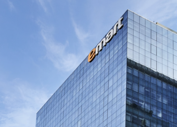 이마트가 자사 미등기 임원인 이모씨를 특정경제범죄가중처벌등에 관한 법률위반(배임) 혐의로 고소장을 제출했다./이마트