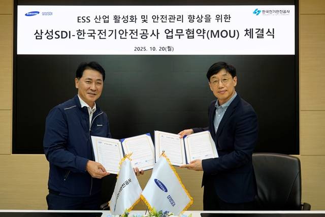 지난달 20일 삼성SDI는 전기안전공사와 ESS 등 배터리 관련 산업 발전을 위한 업무협약을 맺었다. 박진 삼성SDI 중대형사업부장 부사장(오른쪽)과 김성주 전기안전공사 기술이사(왼쪽)가 기념사진을 찍는 모습. /삼성SDI