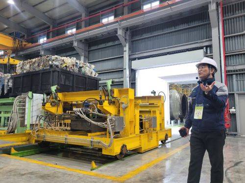 이형근 도시유전 본부장이 비연소 저온 열분해 시설에 대해 설명하고 있다. 강희종기자