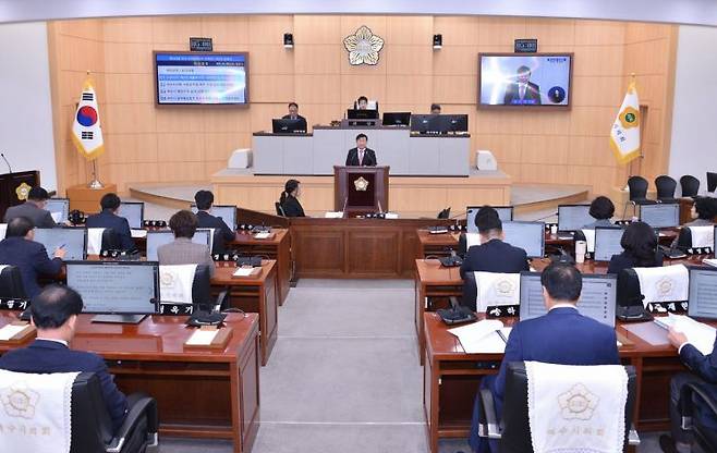 여수시는 지난 18일 제252회 시의회 본회의장에서 2026년도 예산안 제출에 따른 시정연설을 통해 내년도 정 운영 방향을 밝혔다. 여수시 제공