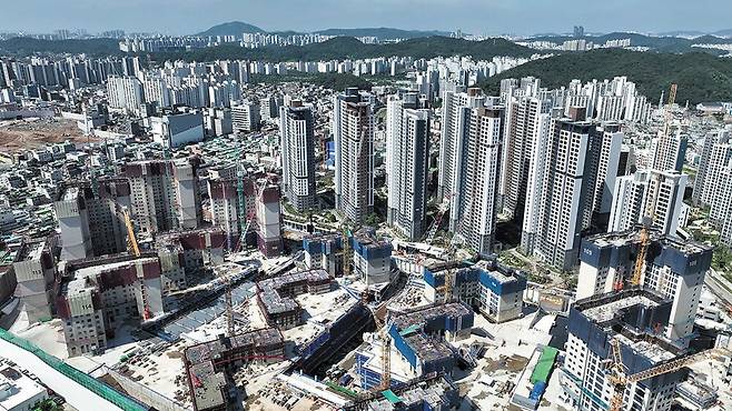 경기 광명시 광명뉴타운 ‘광명자이힐스테이트SK뷰’(광명5구역) 재개발 공사 현장 뒤편으로 ‘광명센트럴아이파크’ 아파트가 보인다. 이달부터 입주를 시작한 이 단지는 총 1957가구로 광명4구역을 재개발했다. 광명뉴타운 총 11개 구역 중 6개 구역이 입주를 마쳤다. /강태민 땅집고 기자