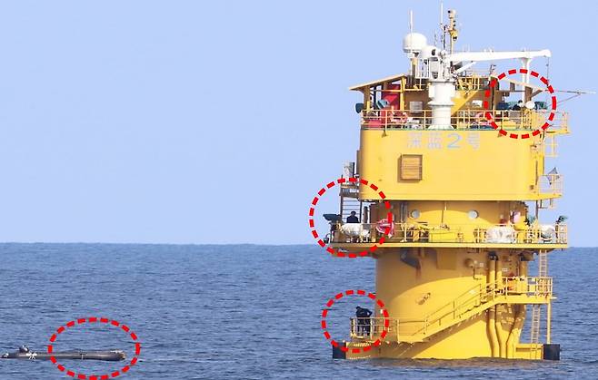 서해 잠정조치수역(PMZ)에 무단 설치된 중국 구조물 사진. 중국이 ‘선란(深藍) 2호’라 이름 붙인 철제 구조물에 사람들이 보인다. 좌측하단에는 이동을 위해 보트도 떠 있다./이병진 의원실