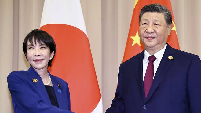 시진핑 중국 국가주석과 다카이치 사나에 일본 총리가 지난달 31일 경주에서 열린 중일 정상회담에 앞서 악수하고 있다. /연합뉴스